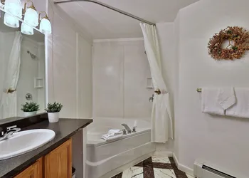 The Birch Ridge: English Gentleman's Room #9 - King Suite In Killington, Vermont. Hot Tub. 1 Bedroom Home hotel thumbnail 6
