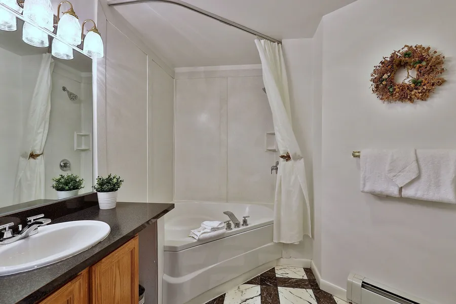 The Birch Ridge: English Gentleman's Room #9 - King Suite In Killington, Vermont. Hot Tub. 1 Bedroom Home hotel detail image 6