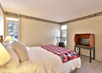 The Birch Ridge: Mission Room #2 - Queen Suite In Renovated Killington Lodge. Hot Tubs. 1 Bedroom Home hotel thumbnail 2
