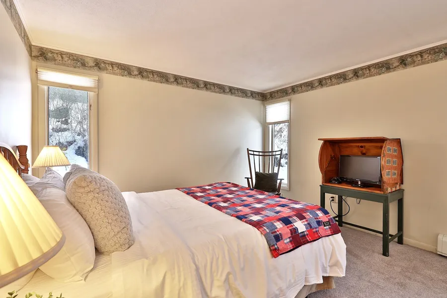 The Birch Ridge: Mission Room #2 - Queen Suite In Renovated Killington Lodge. Hot Tubs. 1 Bedroom Home hotel detail image 2