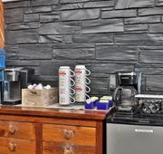 The Birch Ridge: Mission Room #2 - Queen Suite In Renovated Killington Lodge. Hot Tubs. 1 Bedroom Home hotel detail image 3