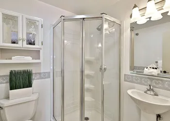 The Birch Ridge: Mission Room #2 - Queen Suite In Renovated Killington Lodge. Hot Tubs. 1 Bedroom Home hotel thumbnail 6