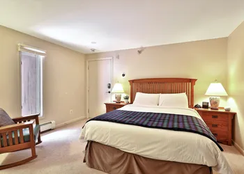 The Birch Ridge: Mission Room #4 - Queen Suite In Killington, Vermont 1 Bedroom Home hotel thumbnail 2