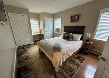 Pine Tree Trail Lodge hotel thumbnail 2