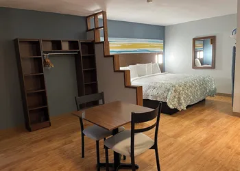 HomeTowne Studios by Red Roof Amarillo West hotel thumbnail 8