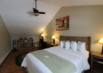 LakeFront Lodge hotel thumbnail 8