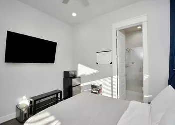Tx Home Group- Houston hotel thumbnail 7