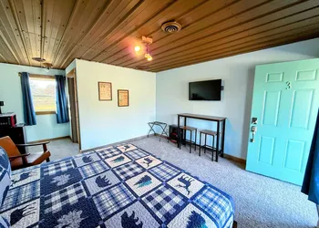 Peninsula Point Lodge hotel thumbnail 7
