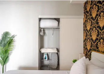 HostlyStays Luxury Suites hotel thumbnail 2