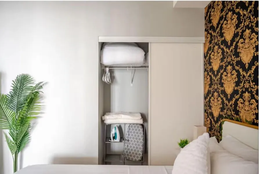 HostlyStays Luxury Suites hotel detail image 2