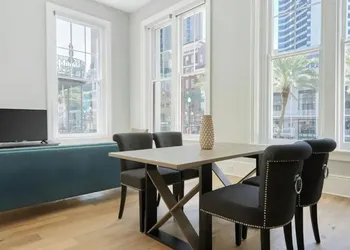 Sleeps 26 Entire Floor, Steps to French Quarter The Harlequin by Avantstay hotel thumbnail 2