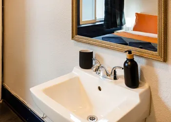 The Guesthouse Vancouver Downtown hotel thumbnail 4