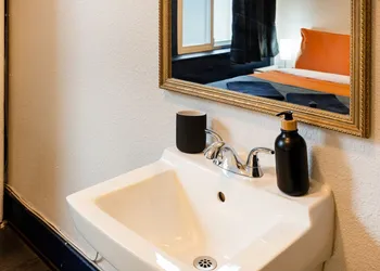 The Guesthouse Vancouver Downtown hotel thumbnail 4