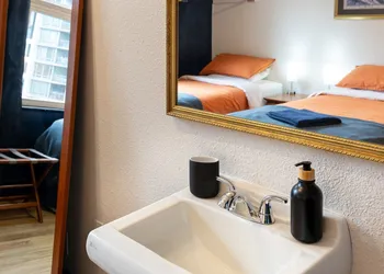 The Guesthouse Vancouver Downtown hotel thumbnail 7