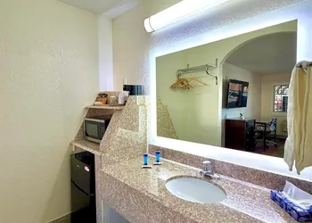 Kermit Inn hotel thumbnail 8