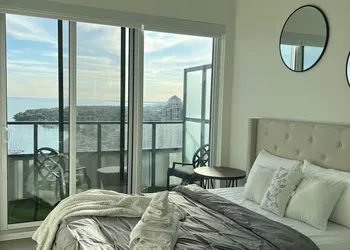 Upscale Cityscape Toronto hotel thumbnail 2
