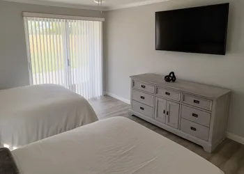 Spacious Family Retreat Port Charlotte hotel thumbnail 4