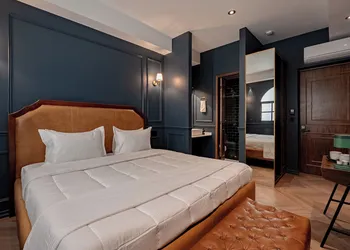 The Midnight Bloom Suite hotel thumbnail 7