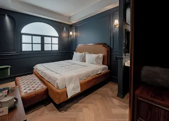 The Midnight Bloom Suite hotel thumbnail 8