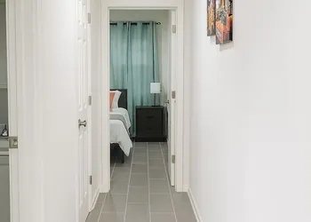 Lga Airport hotel thumbnail 8