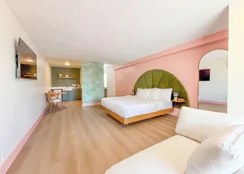 Abode Beach House hotel thumbnail 3