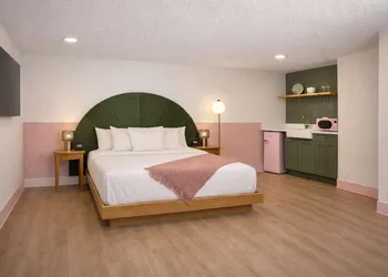 Abode Beach House hotel thumbnail 4