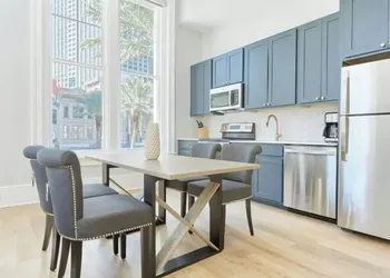 Sleeps 26 Entire 4th Floor in French Quarter The Harlequin by Avantstay hotel thumbnail 2