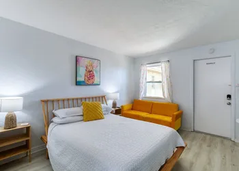 6 Pineapple Shores Retro Inn Queen Studio hotel thumbnail 2