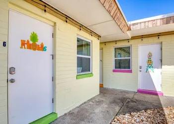 6 Pineapple Shores Retro Inn Queen Studio hotel thumbnail 8