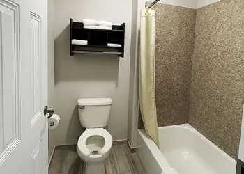 Downtowner Inns & Suites IAH Airport-Humble hotel thumbnail 6
