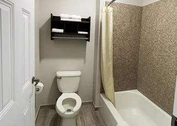 Downtowner Inns & Suites IAH Airport-Humble hotel thumbnail 6