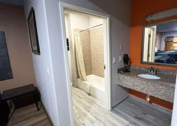 Downtowner Inns & Suites IAH Airport-Humble hotel thumbnail 7