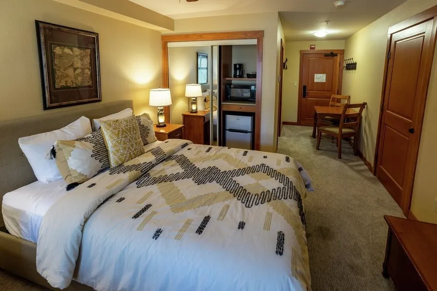 1205b - Double Queen Standard Eagle Springs West 1 Bedroom Hotel Room by RedAwning hotel detail image 2