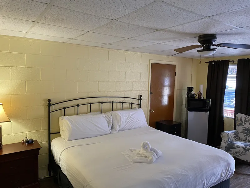 Queen Guest Room located at the Joplin Inn at the entrance to Mountain Harbor, just 2 1/2 miles from Lake Ouachita. by RedAwning hotel detail image 2