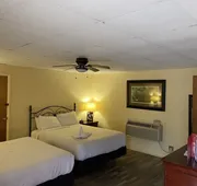 Queen Guest Room located at the Joplin Inn at the entrance to Mountain Harbor, just 2 1/2 miles from Lake Ouachita. by RedAwning hotel detail image 4