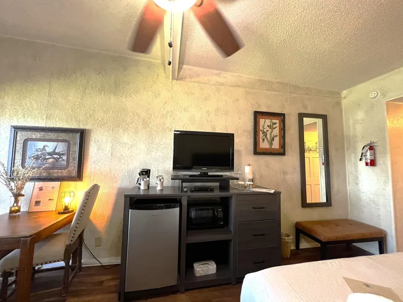 Mountain Harbor Queen Guest Room on Lake Ouachita by RedAwning hotel detail image 6