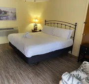 JI4, King Guest Room at the Joplin Inn at entrance to the resort by RedAwning hotel detail image 3