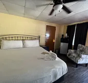 JI4, King Guest Room at the Joplin Inn at entrance to the resort by RedAwning hotel detail image 5