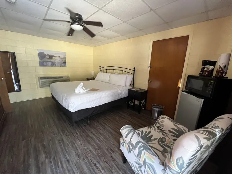 JI4, King Guest Room at the Joplin Inn at entrance to the resort by RedAwning hotel detail image 6