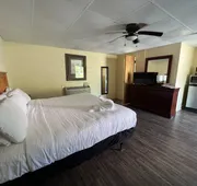 JI4, King Guest Room at the Joplin Inn at entrance to the resort by RedAwning hotel detail image 7