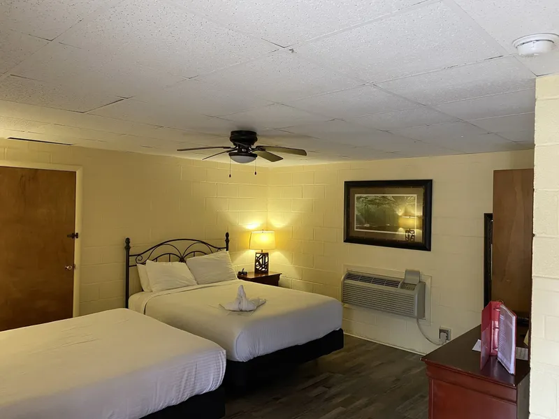 Queen Guest Room located at the Joplin Inn at the entrance to Mountain Harbor, just 2 1/2 miles from Lake Ouachita. by RedAwning hotel detail image 2